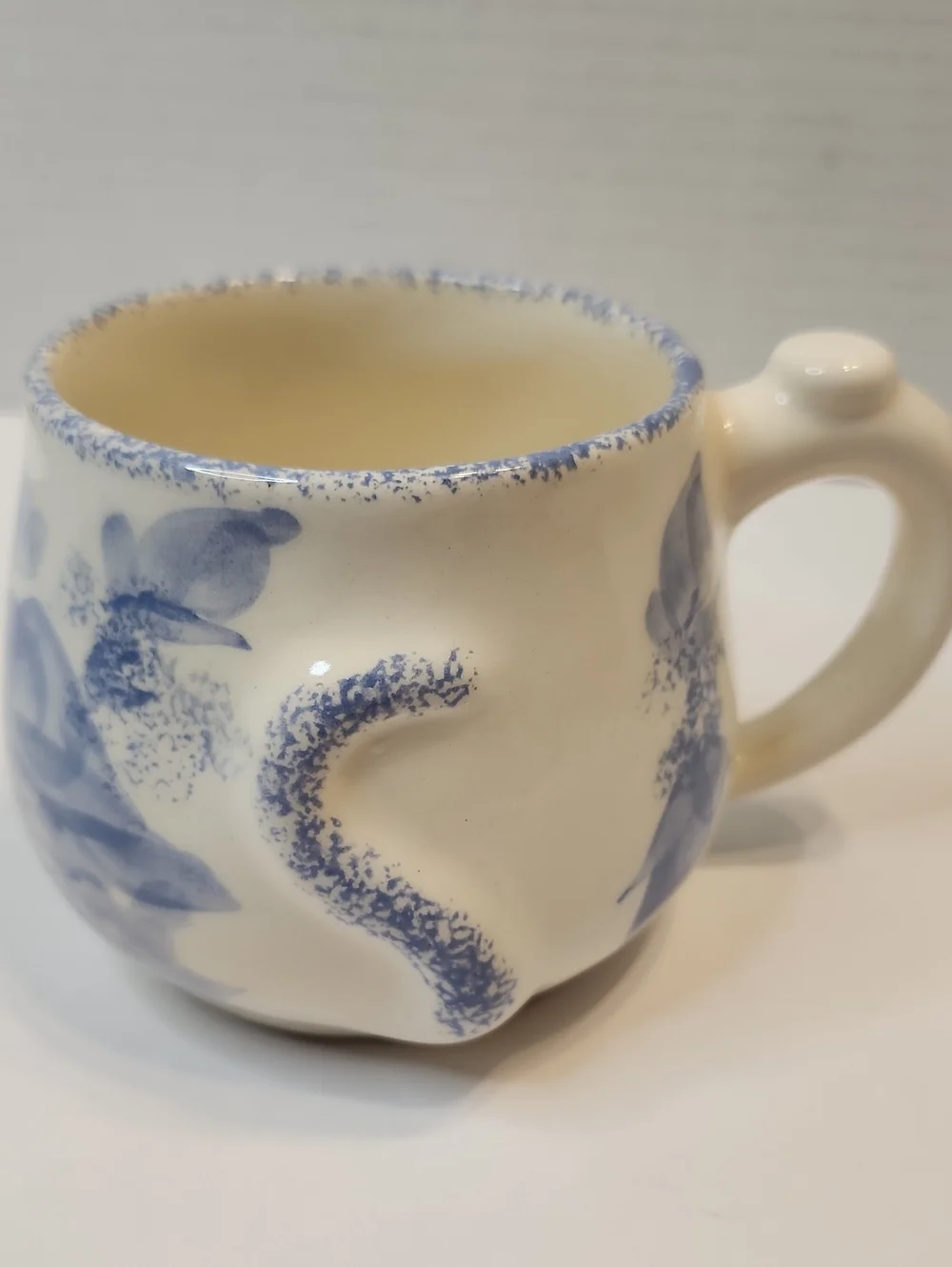 Cute Ceramic Cat Face Mug With Built In Tea Bag Holder in Cream